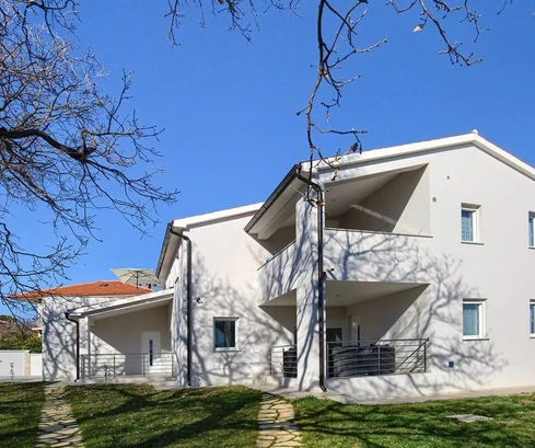 Amplia casa en venta en Ližnjan con tres apartamentos independientes en Croacia