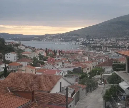 Trogir, samostatne stojaci dom 130 m2 so záhradou 380 m2