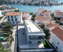 Žaborić - Doppelhaushälfte S2, 70 m vom Meer entfernt, Neubau mit Garten und Terrasse