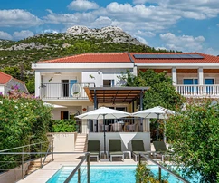 Pelješac, Viganj, maison avec piscine et garage au bord de la mer