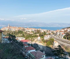 EXKLUSIVE MÖBLIERTE WOHNUNG MIT PANORAMABLICK AUF DAS MEER, IN ATTRAKTIVER LAGE, 700 M VOM MEER ENTFERNT!