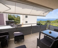 Njivice - Appartement meublé avec terrasse et parking