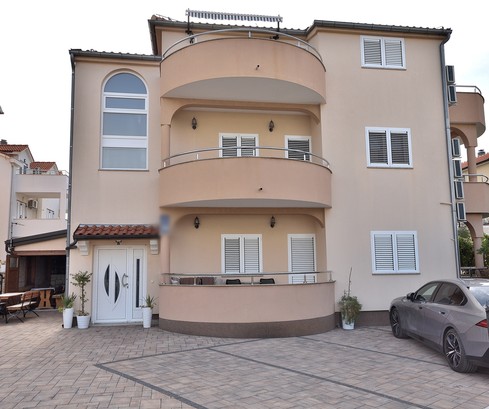 Immeuble de six appartements disponible à l'achat à Vodice