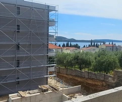 Trogir, Seget Donji byt 87,6 m² s výhľadom na more, novostavba s garážou a výťahom