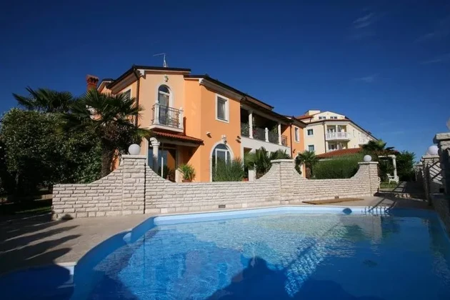 Istrie, Medulin – Villa unique en bord de plage avec potentiel d'investissement