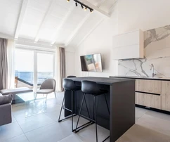 Casa familiar en venta a solo 80 metros del mar en Okrug, Croacia