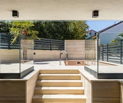 EXKLUZÍV APARTMAN MEDENCÉVEL ÉS KERTTEL, VONZÓ HELYEN, 80 M-RE A TENGERTŐL!