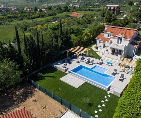 Casa a bordo piscina disponibile in una zona tranquilla di Plano in Croazia