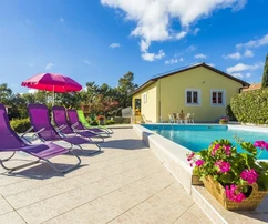 Istria, Žminj, proprietà spaziosa con tre edifici e potenziale di investimento
