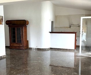 Spazioso appartamento diviso con balconi in vendita