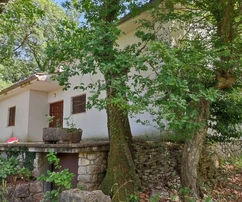 VILLA INDIPENDENTE CON AMPIO GIARDINO, IN ZONA TRANQUILLA!