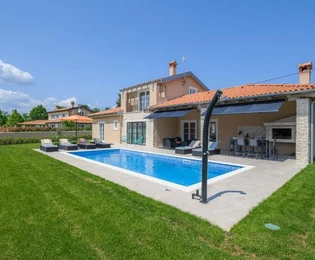 Istria, Kanfanar - Ampia casa con piscina in vendita