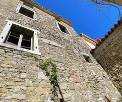 Istria, Motovun, casa in pietra da ristrutturare con cortile e spazio commerciale