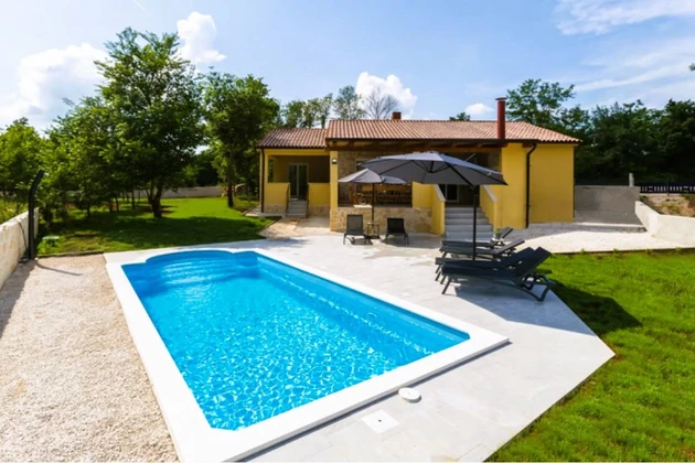 Casa a un piano con piscina in vendita vicino a Gimino in Croazia