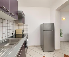 Casa renovada con apartamentos en venta en Malinska, Croacia