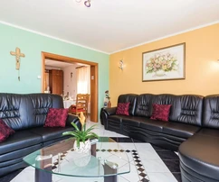 Casa independiente en venta en Viškovo con tres apartamentos en Croacia