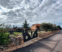 Istria, alrededores de Buje, encantadora casa independiente con gran jardín y potencial de inversión