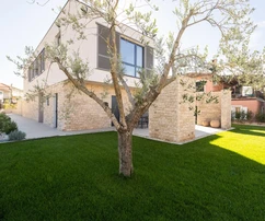 Maison moderne avec piscine disponible à Umag Finida en Croatie