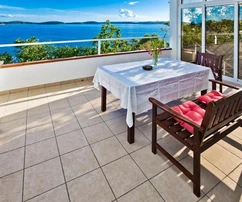 Apartamentowy dom na sprzedaż na Hvarze w pierwszej linii brzegowej w Chorwacji