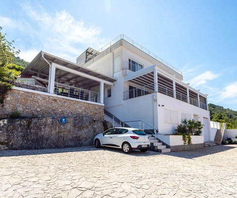 Maison spacieuse à vendre avec piscine et vue en Croatie