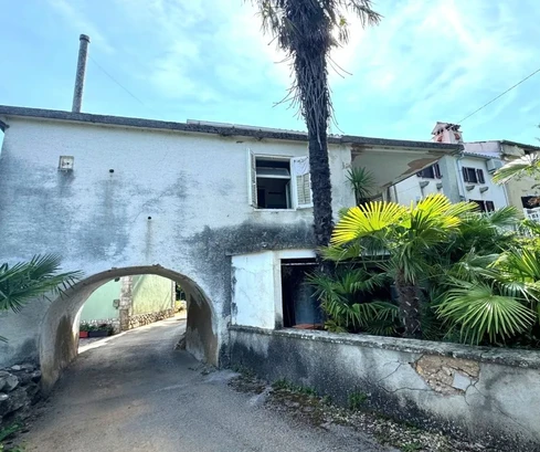 AUTÉNTICA CASA DE PIEDRA CON JARDÍN, EN UNA ZONA TRANQUILA.