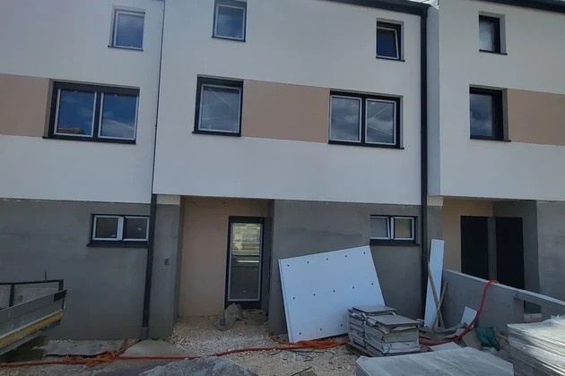 Trogir, apartamento de tres plantas, 4 habitaciones, 137 m2, tipo casa adosada, obra nueva
