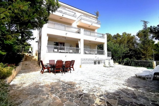 Gran edificio de apartamentos cerca de la playa en Solta en venta