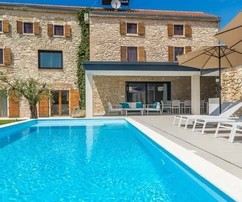 Istria, Brtonigla – Villa de piedra única con piscina en venta