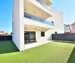 Vodice S1 appartamento con giardino, 172,73 m2 in una zona tranquilla