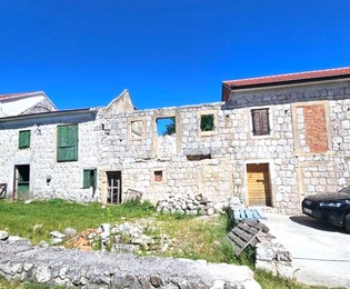 Incantevole antica casa in pietra in vendita a Brnaze, vicino a Sinj