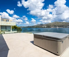 Luxusvilla közvetlen tengerparton eladó Okrugban Horvátországban