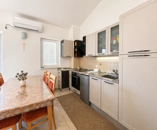 Malinska - apartman s okućnicom i pogledom na more