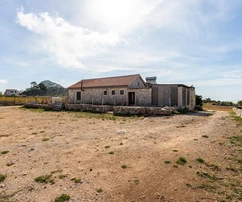 Domaine spacieux à vendre à Hvar avec un vignoble en Croatie