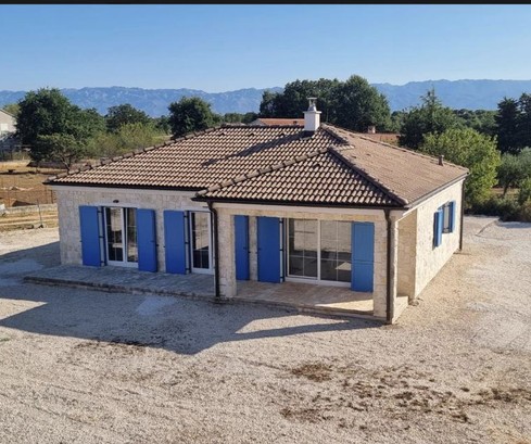 Casa in pietra in vendita in una zona tranquilla di Ninski Stanovi in ​​Croazia