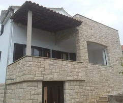 Amplia casa disponible en el corazón de Supetar, en Croacia