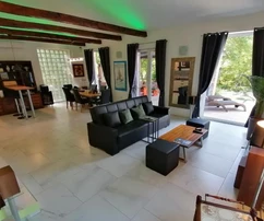 VONZÓ HÁZ NAGY KERTTEL, CSENDES HELYEN!