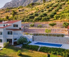 Maison en pierre avec vue sur la mer à Omis