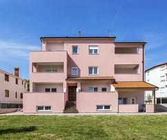 Casa espaciosa con apartamentos en venta en Medulin, Croacia