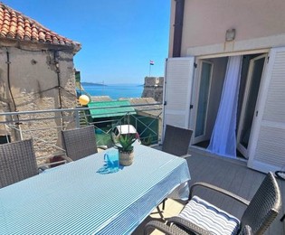 Tágas, két szobás apartman a tengerparton, nagy terasszal Kašteliban