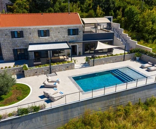 Villa in pietra con piscina in vendita a Brsečine in Croazia