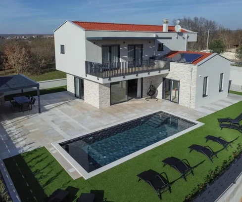 Sveti Lovreč – Elegantní vila v klidné istrijské vesnici