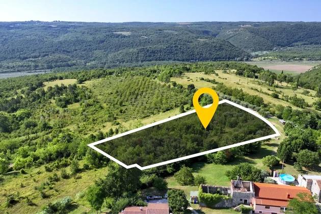 Grožnjan, Istria: Pozemok s panoramatickým výhľadom na Mirnu