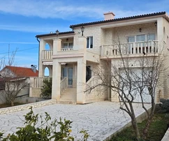 Primošten, Supljak, samostatne stojaci dom 400 m2 s veľkou pivnicou a 2 apartmánmi