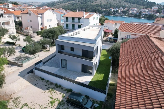 Žaborić – moderný dvojdom S1, 70 m od mora, novostavba so záhradou a terasou