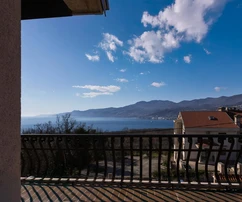 Casa di tre appartamenti in vendita a Rijeka Martinkovac in Croazia