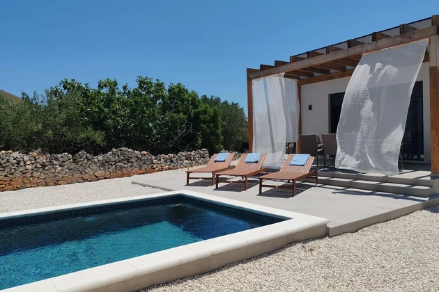 Maison moderne de plain-pied avec piscine à vendre à Rogoznica en Croatie