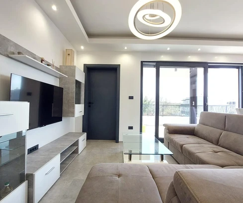 Istria, Medulin, apartamento moderno, 2 dormitorios, terraza y terraza en la azotea, aparcamiento