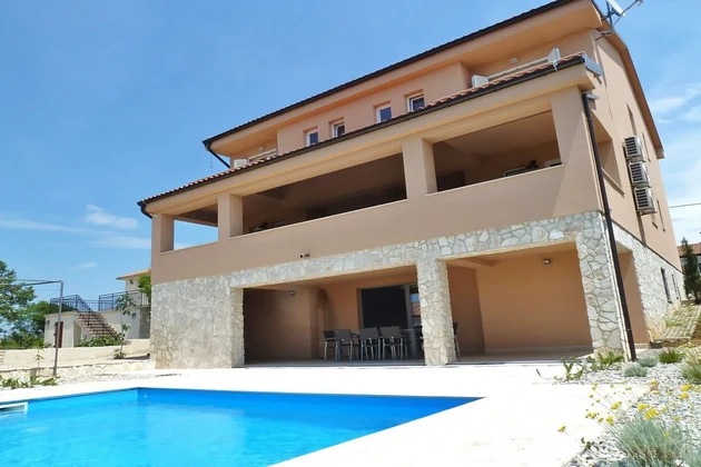 MAISON INDIVIDUELLE AVEC TROIS UNITÉS RÉSIDENTIELLES, PISCINE ET VUE SUR LA MER !