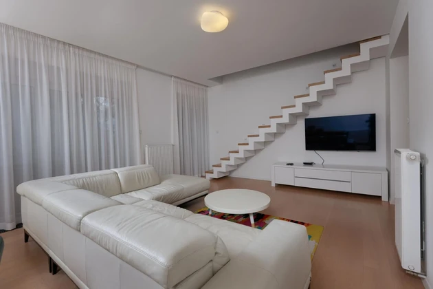 Fiume, Donja Vezica, bútorozott ötszobás lakás 186 m², két erkély, parkoló