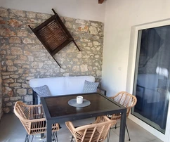 Istrie, Poreč – Maison mitoyenne en pierre rénovée avec piscine à vendre